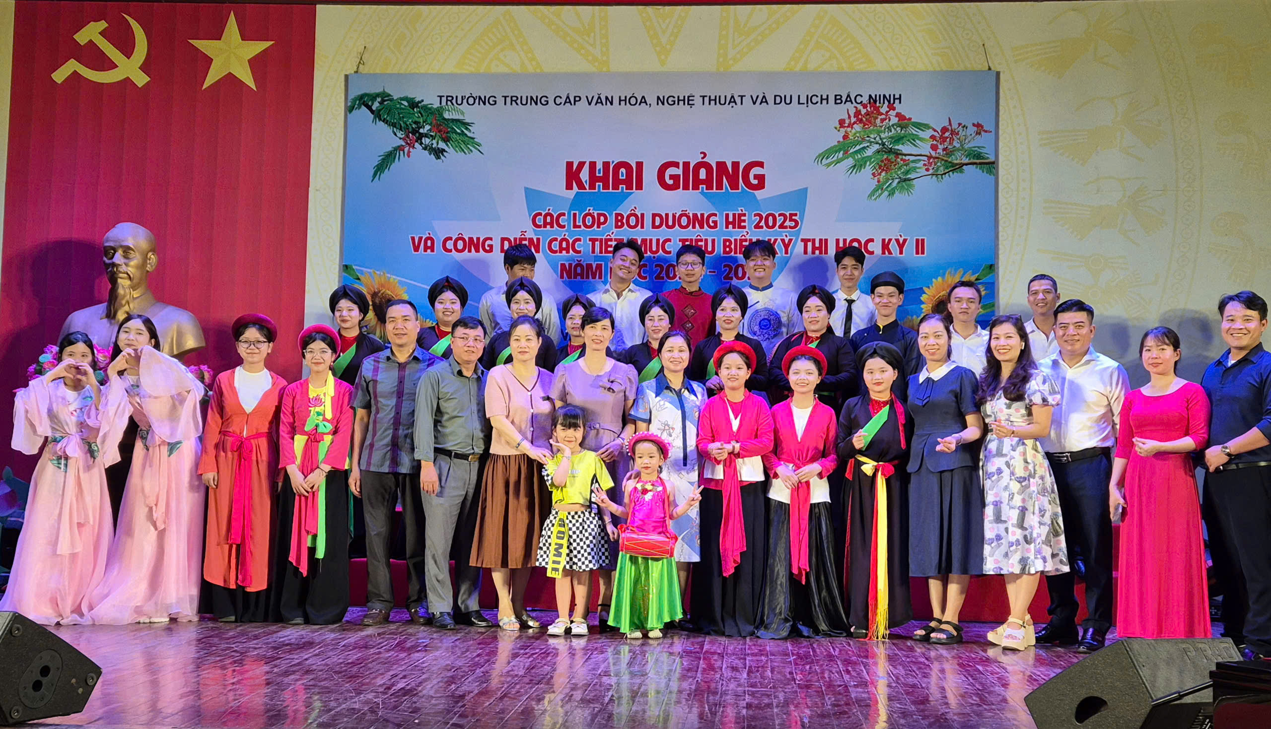 KHAI GIẢNG CÁC LỚP BỒI DƯỠNG HÈ 2025 VÀ CÔNG DIỄN CÁC TIẾT MỤC TIÊU BIỂU KỲ THI HỌC KÌ II NĂM HỌC 2024-2025