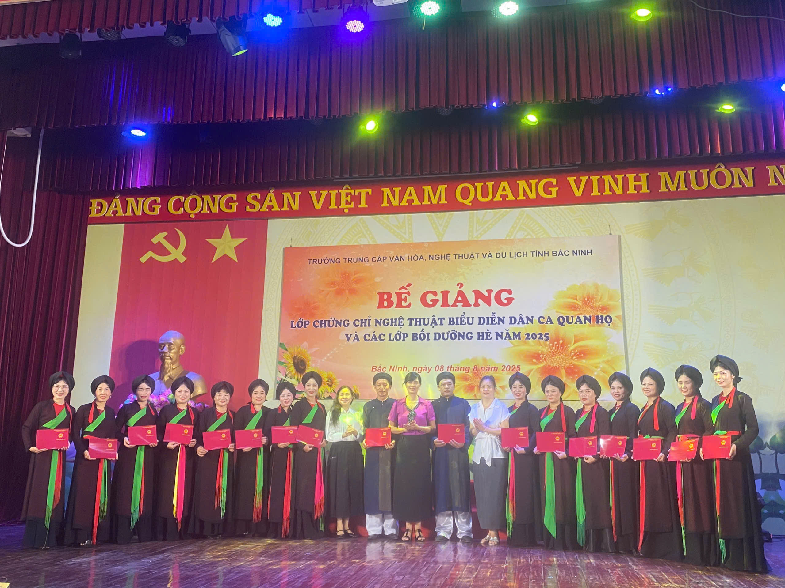 BẾ GIẢNG CÁC LỚP NĂNG KHIẾU NGHỆ THUẬT HÈ 2025