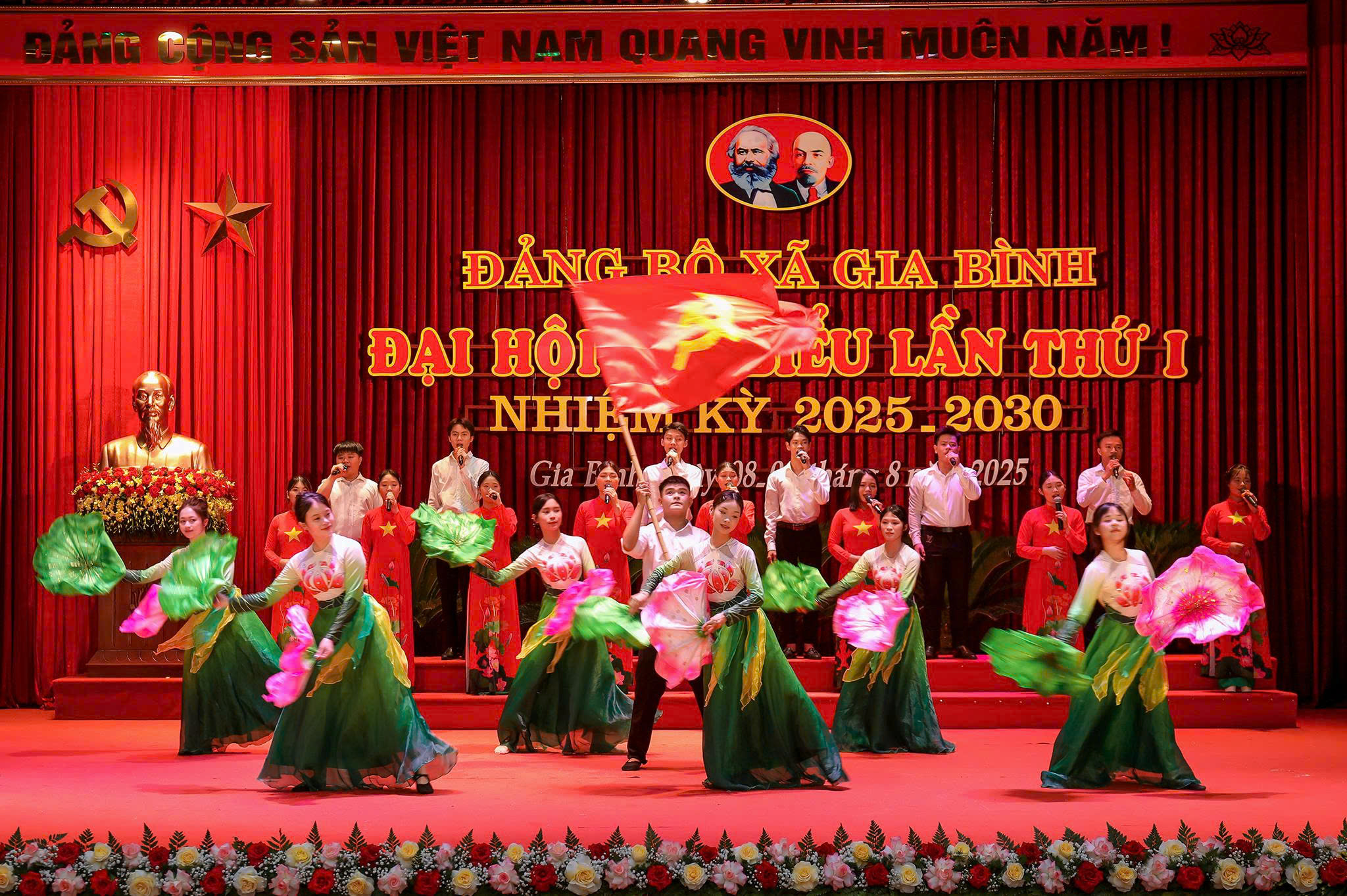 Thực hành biểu diễn tại Đại hội Đảng bộ xã Gia Bình, tỉnh Bắc Ninh