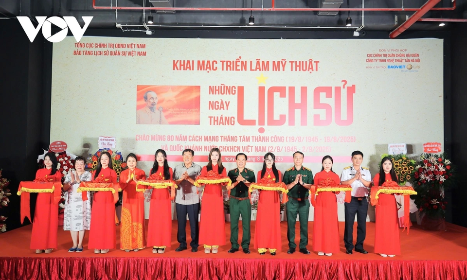Triển lãm mỹ thuật “Những ngày tháng lịch sử”: Nét vẽ lưu dấu lịch sử, sắc màu kể chuyện non sông