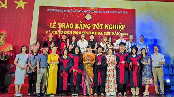 LỄ TRAO BẰNG TỐT NGHIỆP VÀ ĐÓN HỌC SINH KHOÁ MỚI 2025